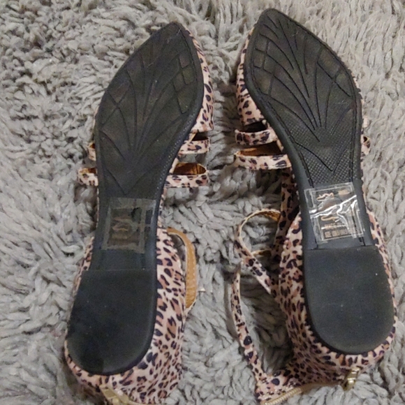 Size 6.5 leopard pointy toe flats - Picture 2 of 2